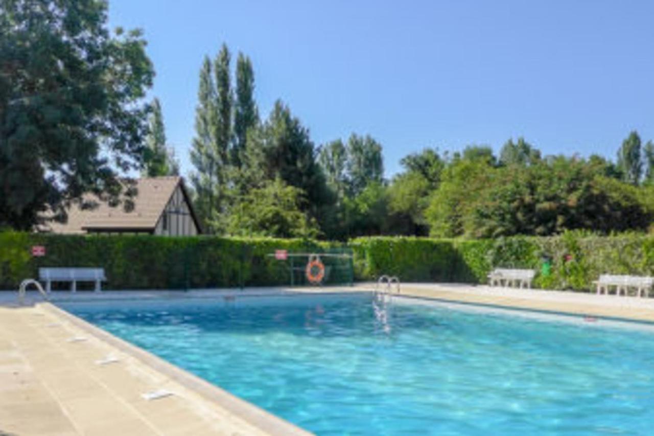 Nice House In A Residence With Swimming Pool Cabourg Eksteriør billede